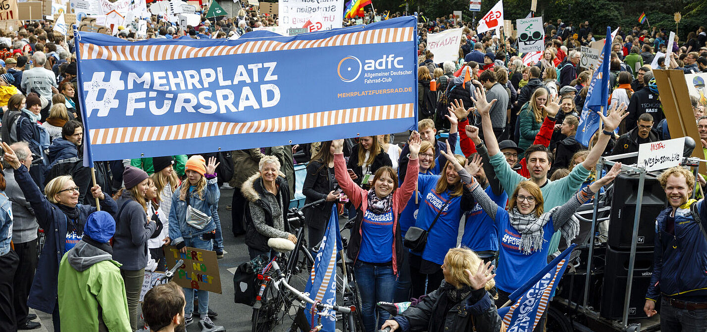 Demonstration "Mehr Platz fürs Rad" mit Banner und großer Menschengruppe