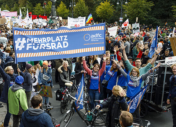 Demonstration "Mehr Platz fürs Rad" mit Banner und großer Menschengruppe