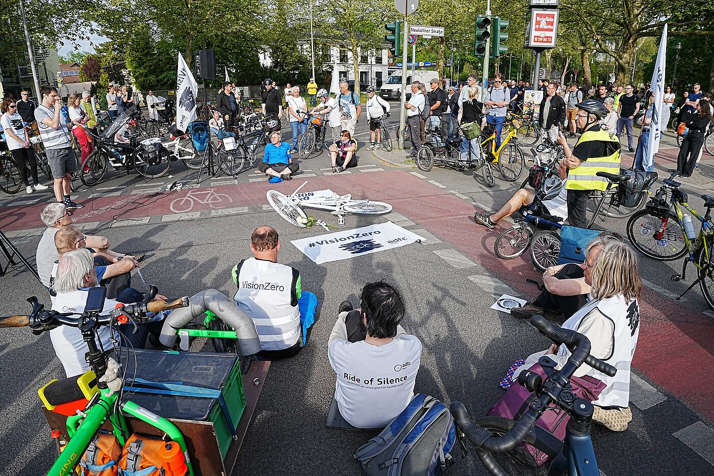 Gedenken und Geisterrad-Aufstellung am Unfallort Neuköllner Straße Ecke Alt Rudow