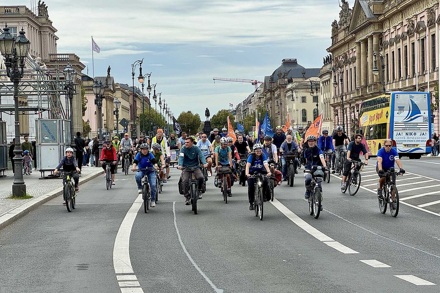 Radfahrende bei einer Demonstration mit Fahnen auf der Straße