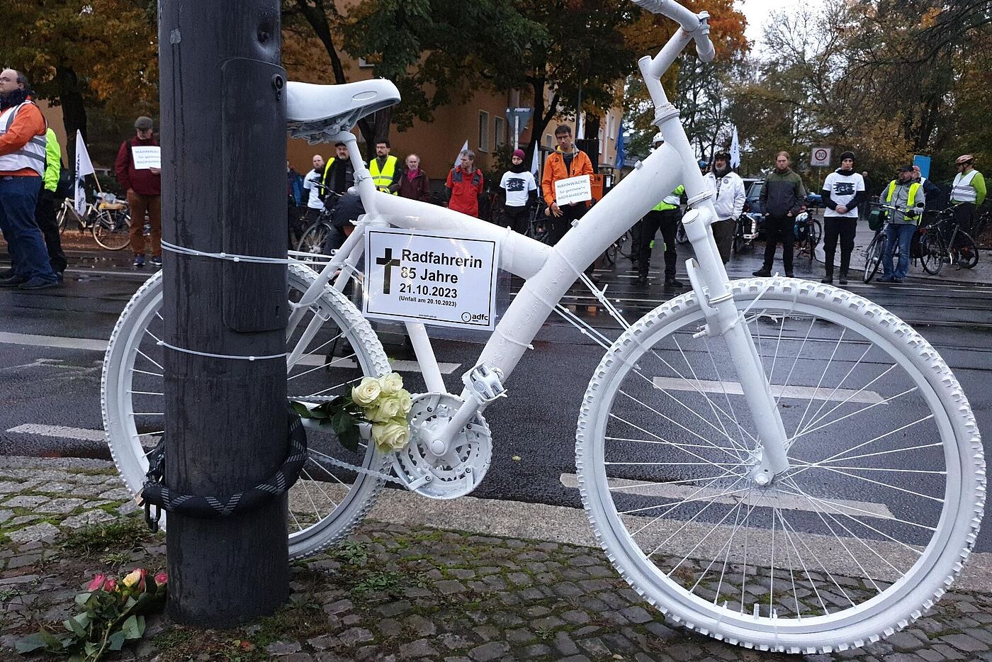 weißes Geisterrad für verstorbene 85-jährige Radfahrerin