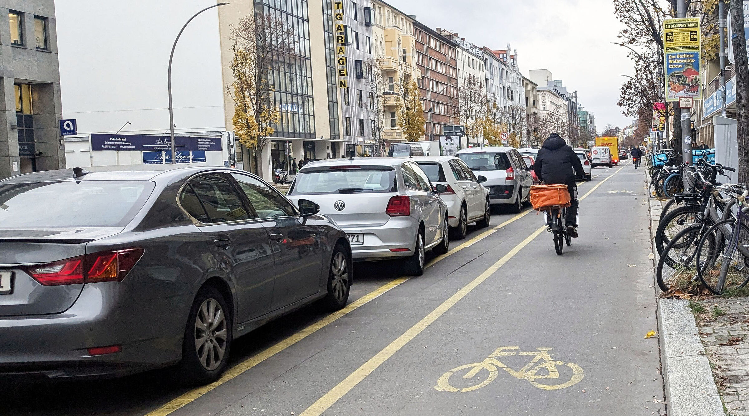 Radweg der links durch parkende Autos abgegrenzt wird