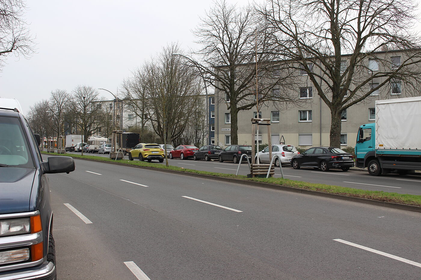 Blick auf die zu querende Fahrbahn