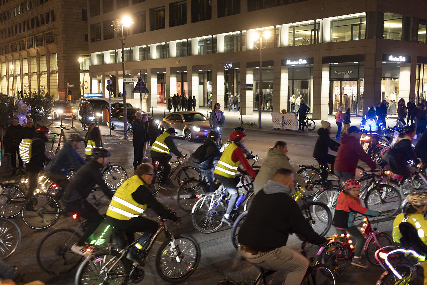 Radfahrende mit bunten Lichtern und Warnwesten bei der Lichterfahrt in Berlin