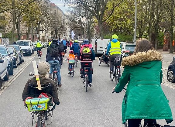 Fahrraddemo am 11. April 2025 auf der Belziger Straße: eine Gruppe Radfahrende fährt gemeinsam auf der Fahrbahn Richtung Schöneberger Akazienkiez
