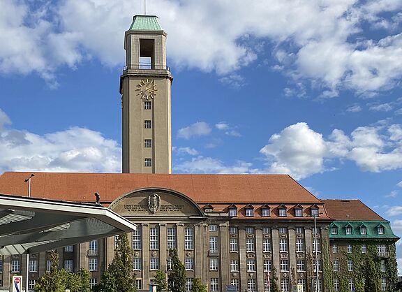 ADFC Kieztour vor dem Rathaus Spandau