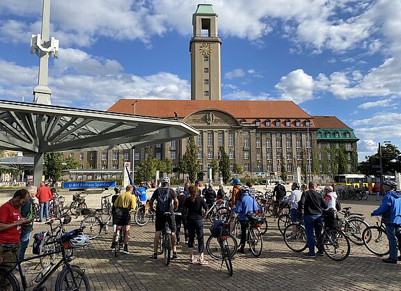 ADFC Kieztour vor dem Rathaus Spandau