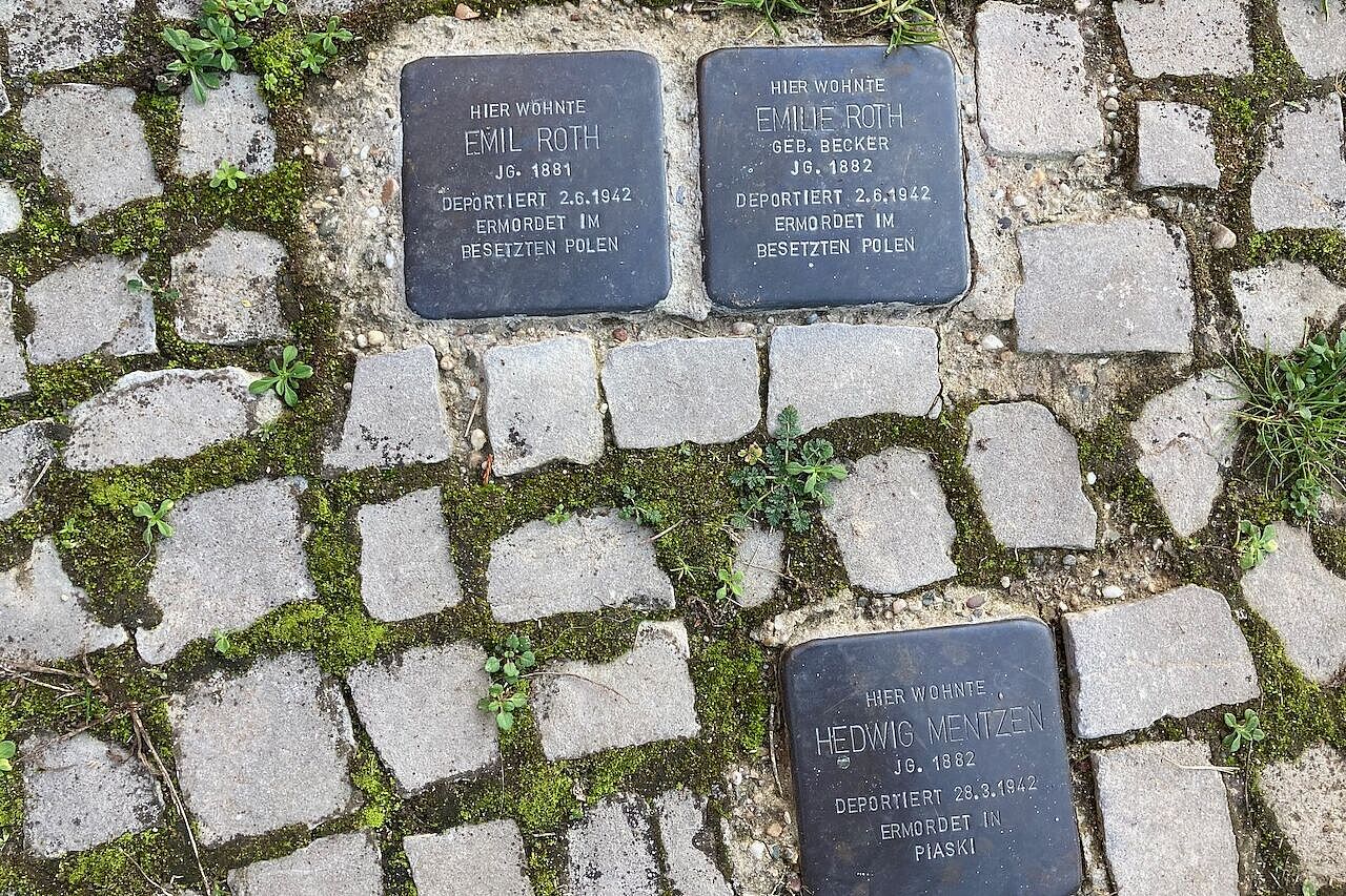 Gedenken vor der Hannsdorfer Straße 8