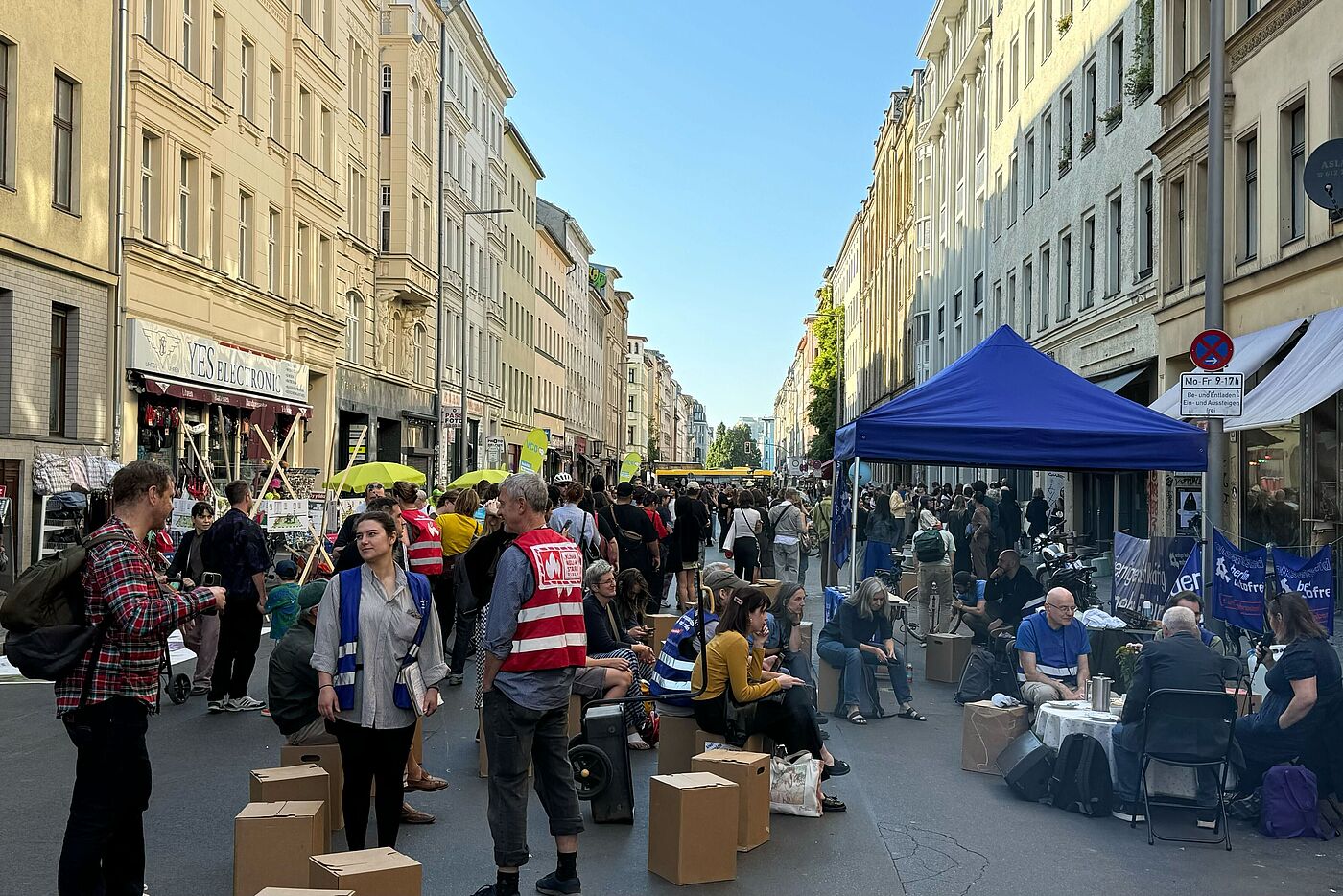 Menschen beim PARKing Day auf der Oranienstraße