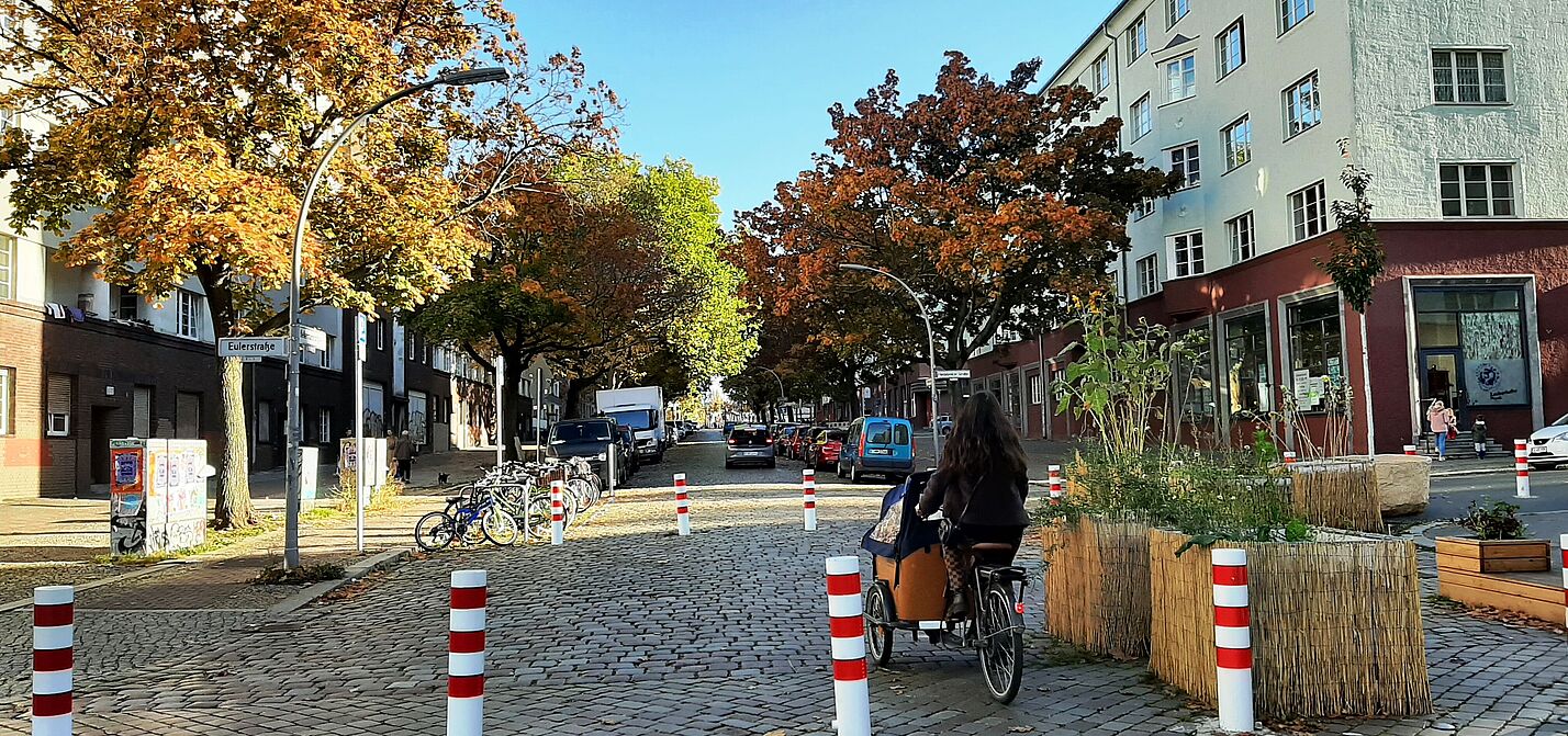 Poller-Reihe im Bellermannkiez: Der Fuß- und Radverkehr fließt. 