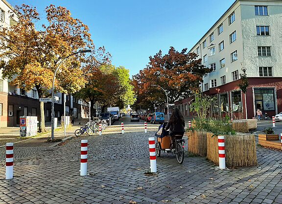 Poller-Reihe im Bellermannkiez: Der Fuß- und Radverkehr fließt. 