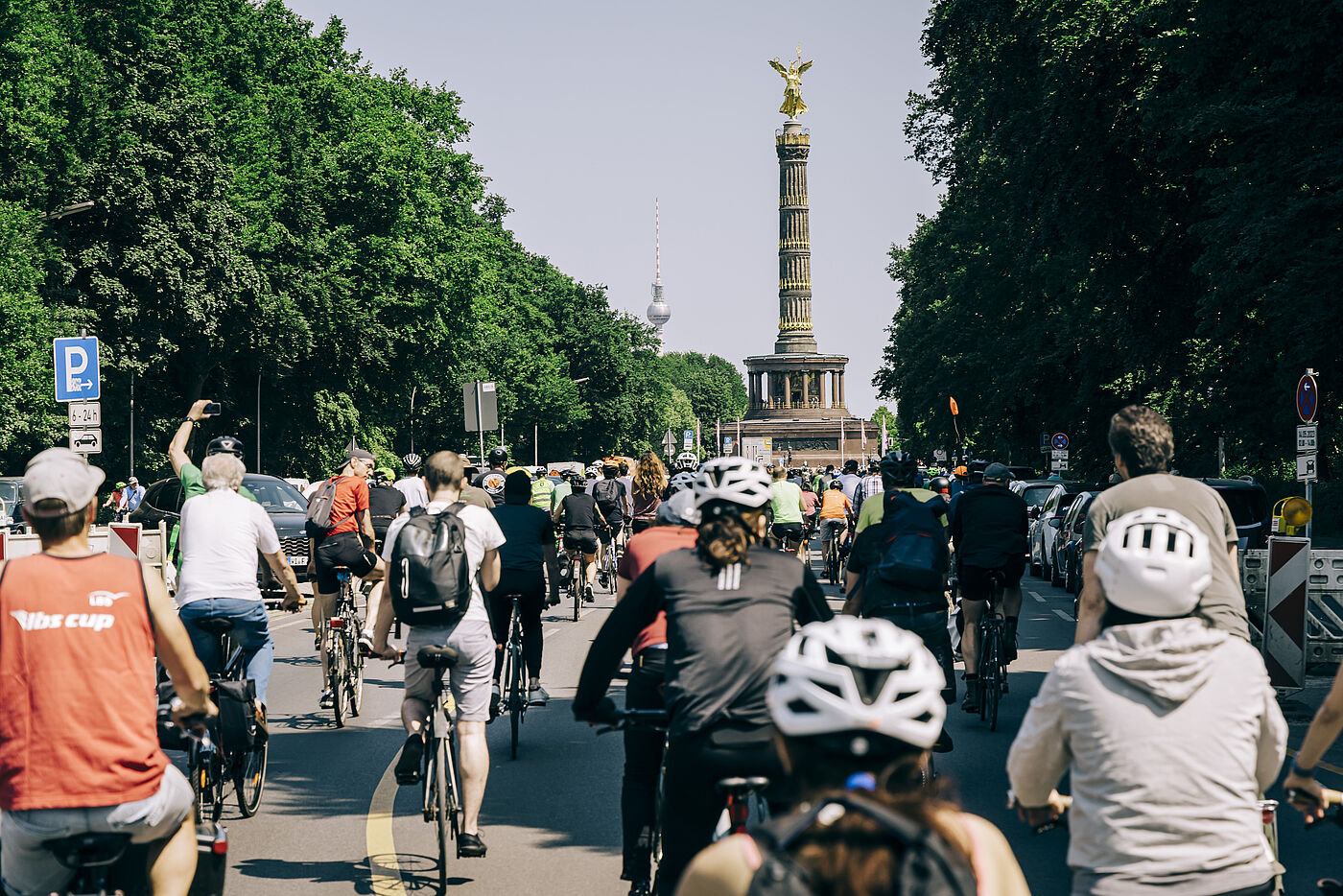 Radfahrende fahren auf die Siegessäule in Berlin zu