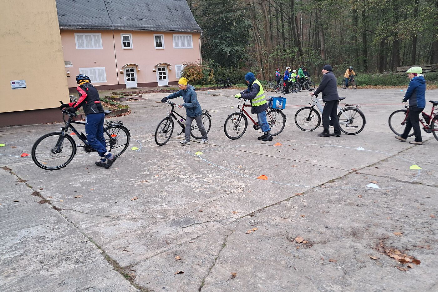 Fahrsicherheitstraining Parcours für Kurven und Gleichgewicht. Zunächst schieben die Teilnehmenden durch die Acht, um ihren Blick auf die richtigen Punkte zu richten