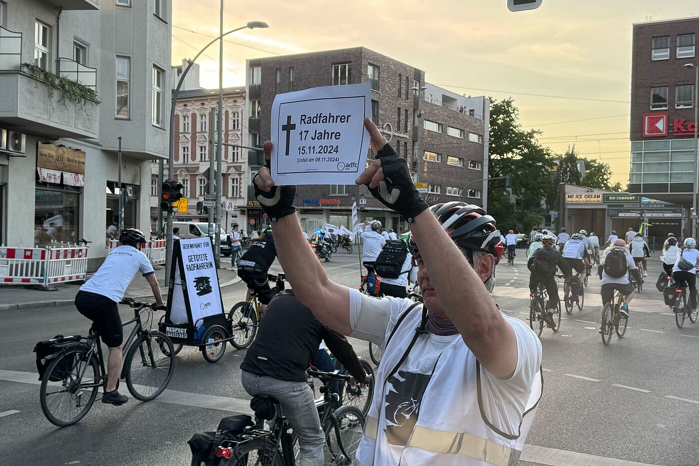 in weiß gekleidete Radfahrende bei dem Ride of Silence
