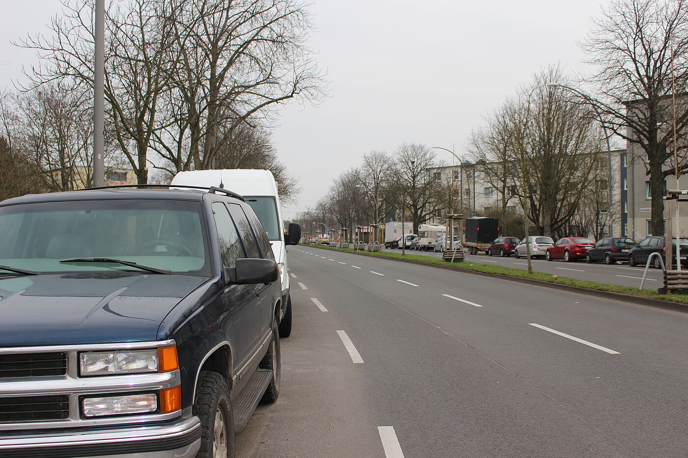 parkende Autos verstellte Sicht auf die zu querende Fahrbahn