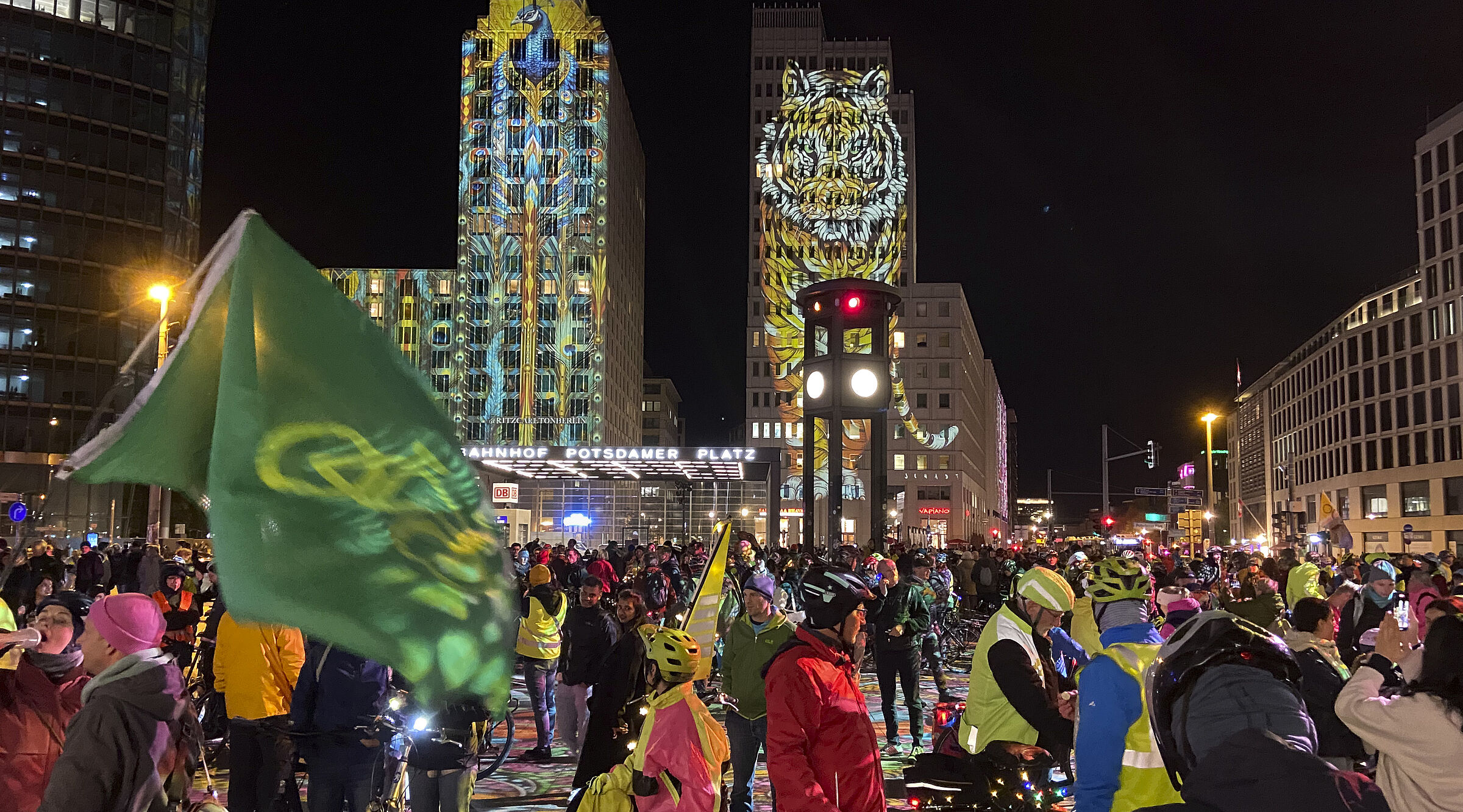 Start der Lichterfahrt am Potsdamer Platz, die Gebäude sind beim Festival of Lights bunt angestrahlt.