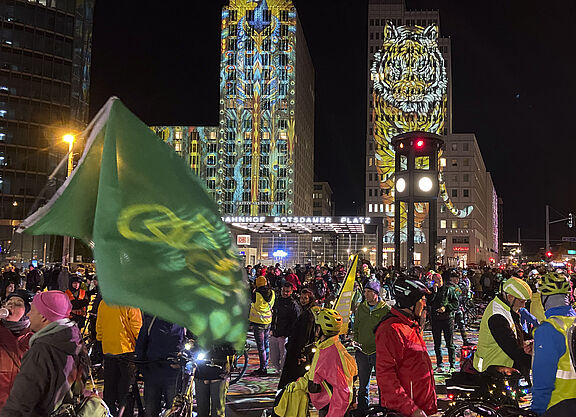 Start der Lichterfahrt am Potsdamer Platz, die Gebäude sind beim Festival of Lights bunt angestrahlt.