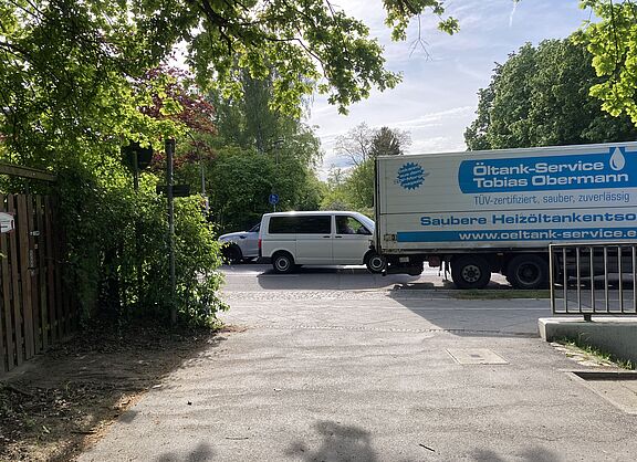 starker Autoverkehr am Ende des Nordgrabenwegs