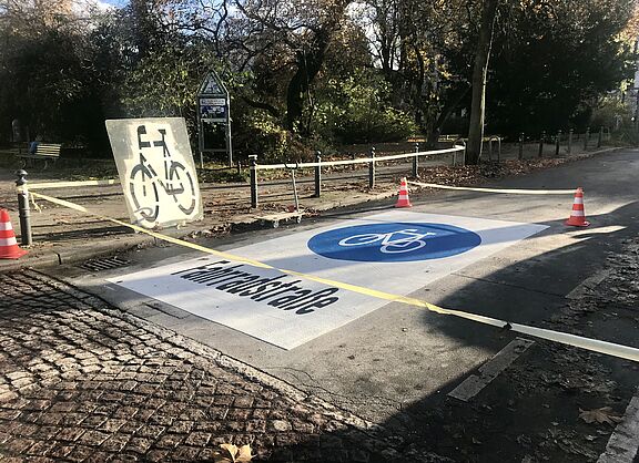 Schablone eines Fahrrads und Piktogramm auf der Fahrbahn