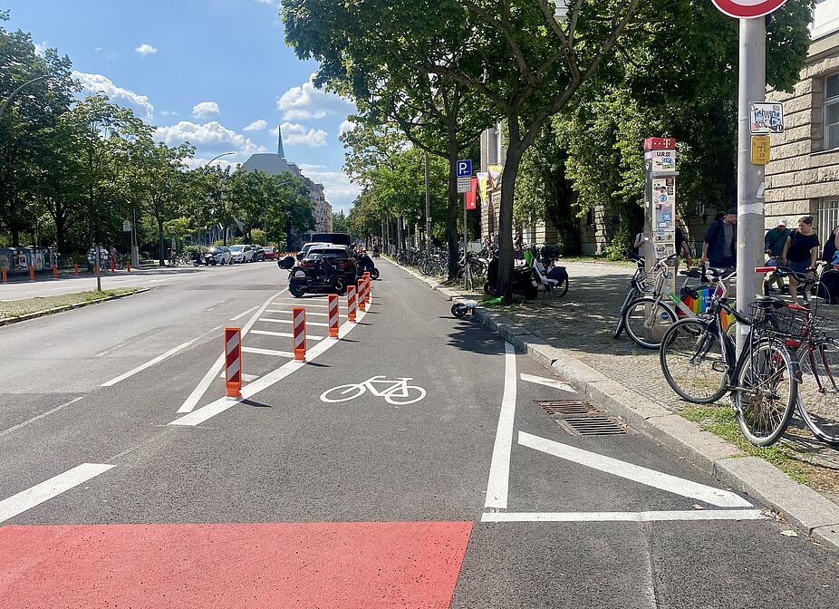 Grunewaldstraße Richtung Kleistpark und UdK mit Markierung und Leitboys für einen geschützten Radweg Auf der Grunewaldstraße Richtung Kleistpark und UdK Universität der Künste sind Markierungen und Leitboys für einen geschützten Radweg zu sehen.