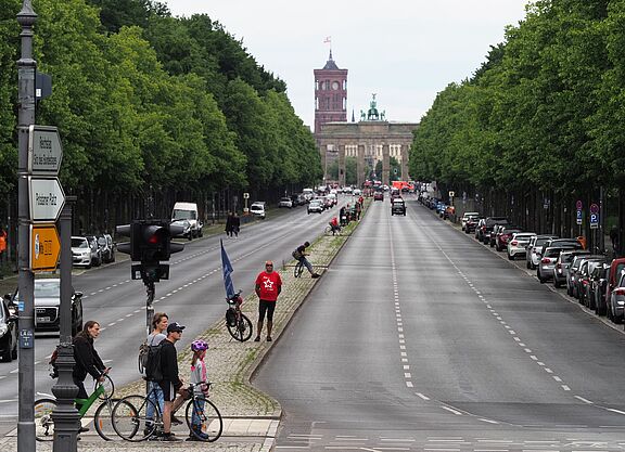 Teilnehmende mit Abstand auf Fahrradstern 2020