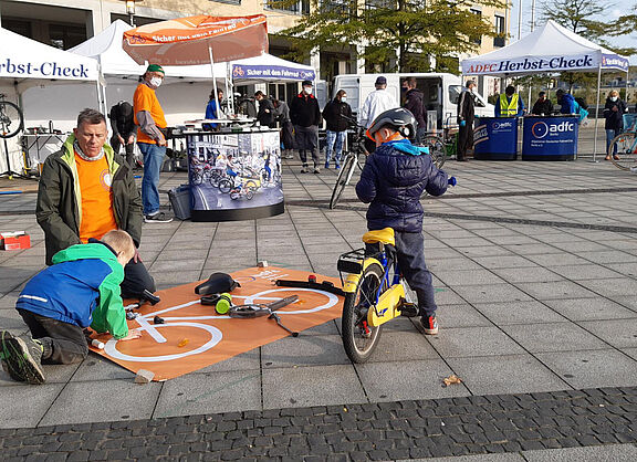 Besonders die Kinder freuen sich, wenn sie am Stand des ADFC Fahrradteile zuordnen können