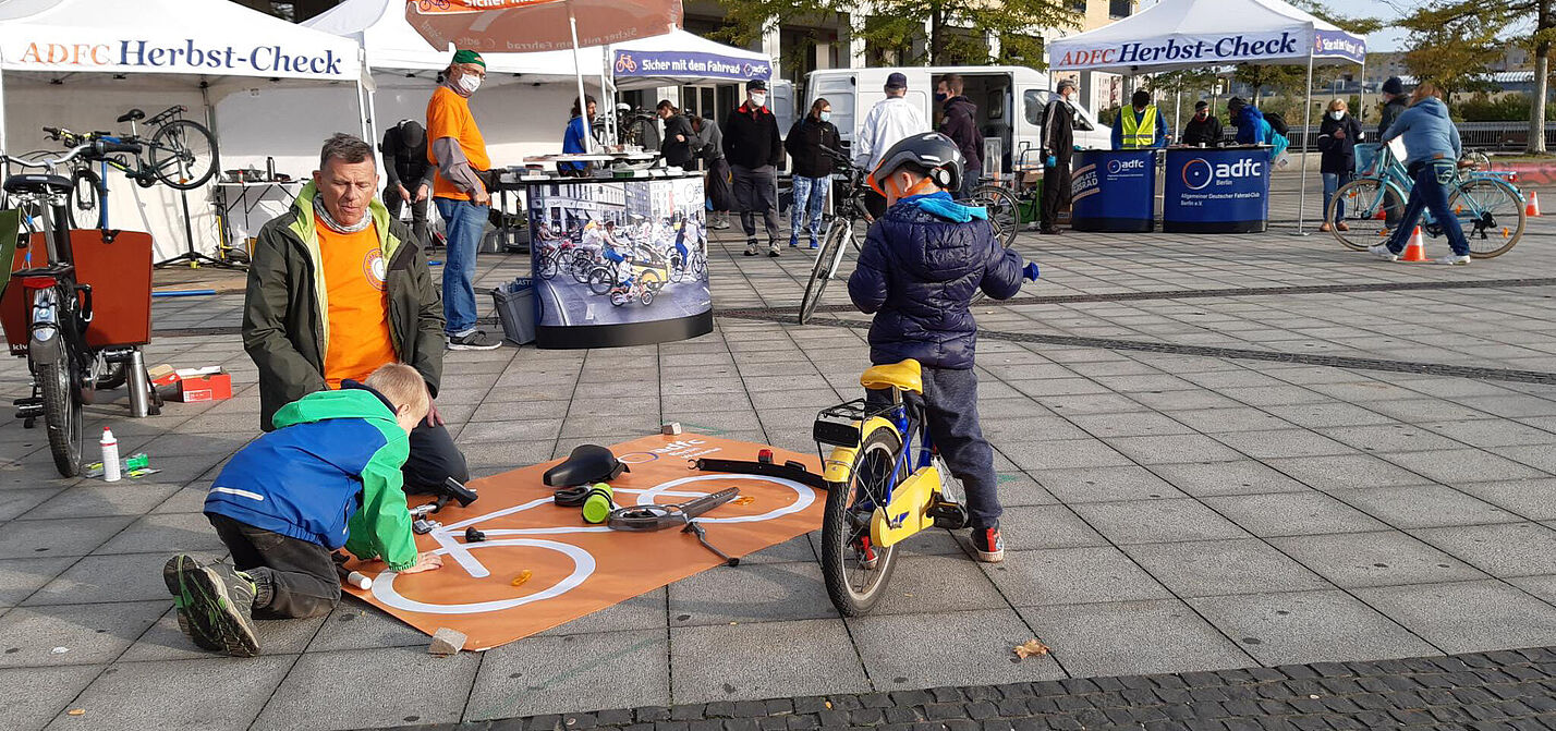 Besonders die Kinder freuen sich, wenn sie am Stand des ADFC Fahrradteile zuordnen können