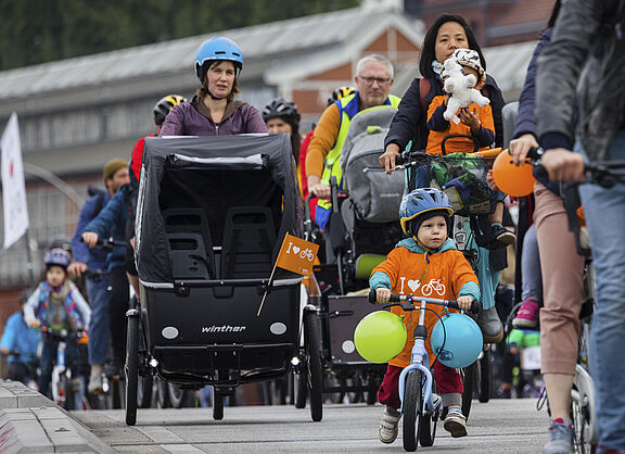 Kinder sind selbständig unterwegs bei der Kidical Mass Berlin