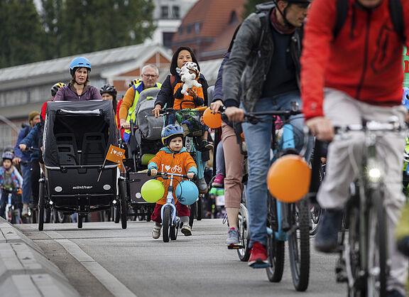 Kinder sind selbständig unterwegs bei der Kidical Mass Berlin