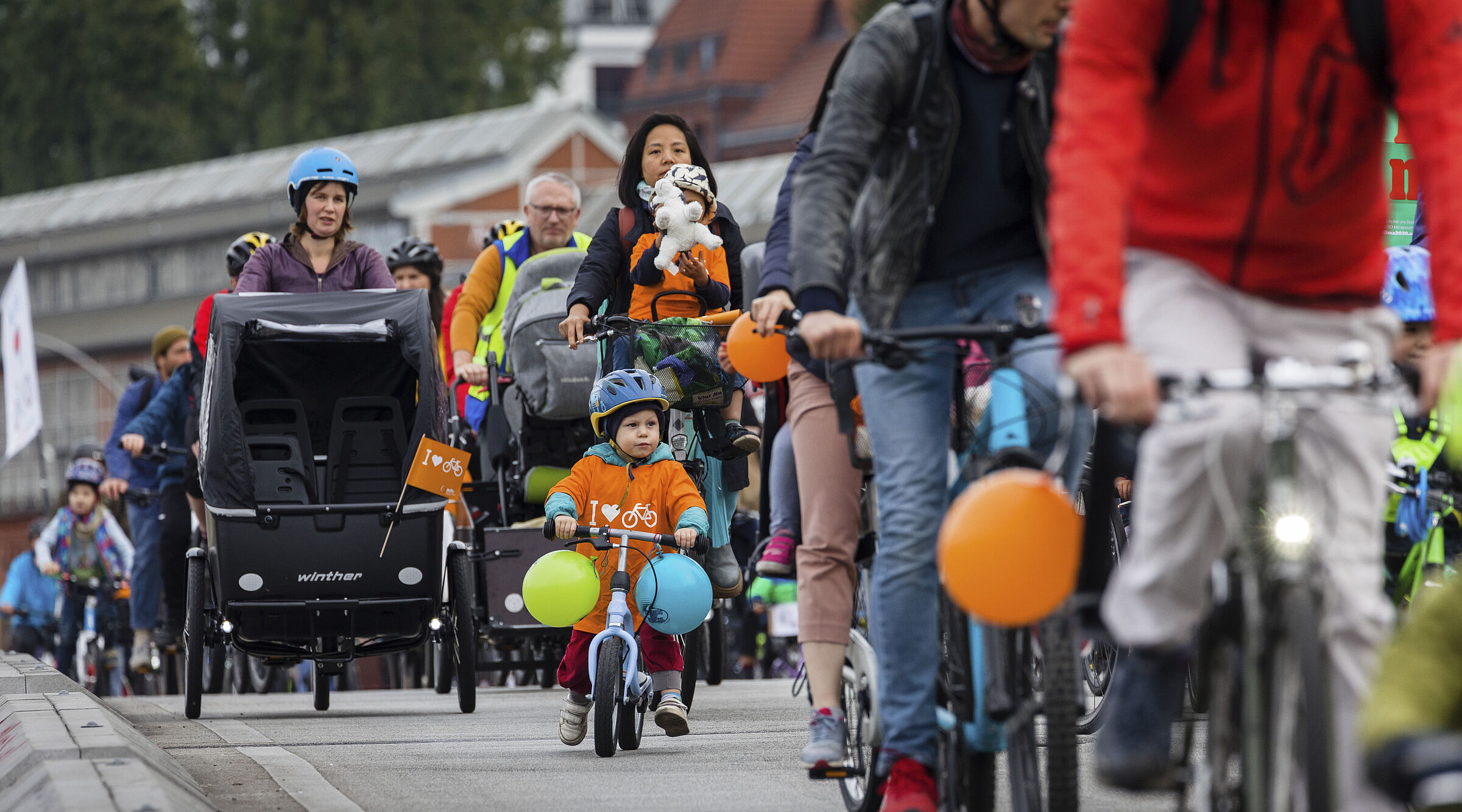 Kinder sind selbständig unterwegs bei der Kidical Mass Berlin