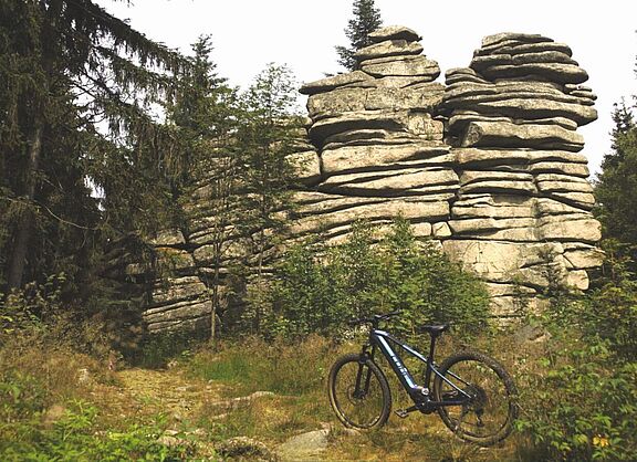 Der Drei-Brüder-Felsen ist ein tief im Wald verstecktes Highlight auf 866 Metern Höhe.