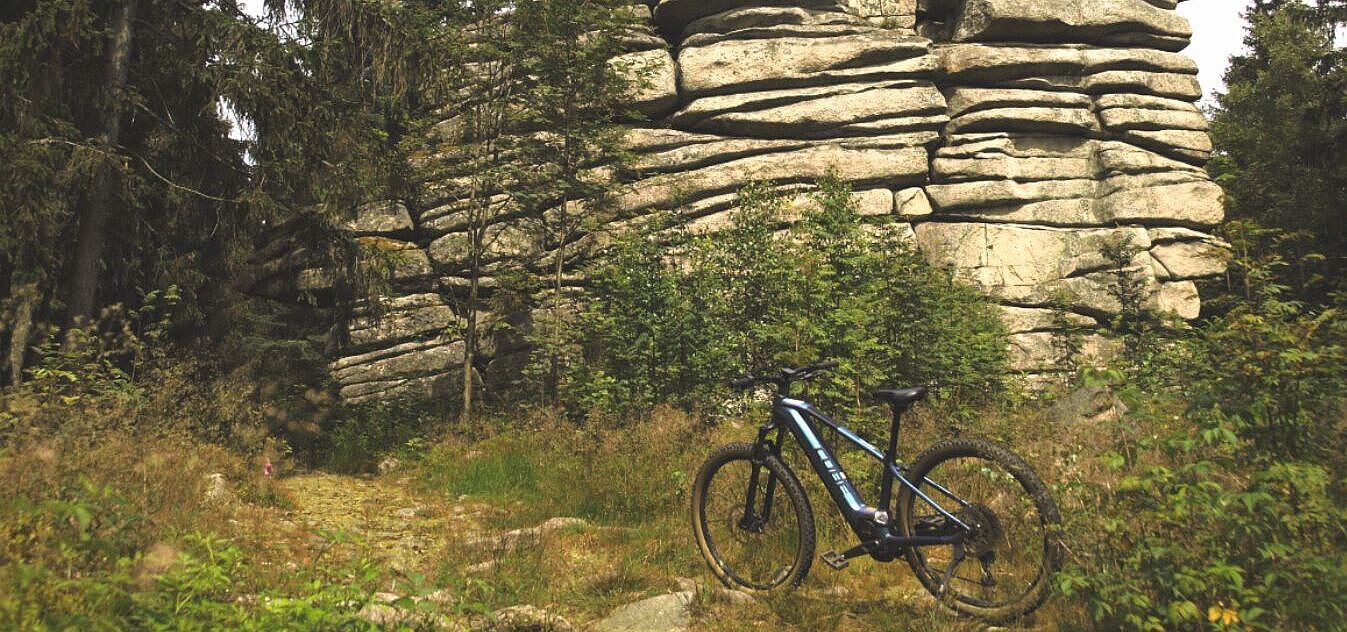 Der Drei-Brüder-Felsen ist ein tief im Wald verstecktes Highlight auf 866 Metern Höhe.