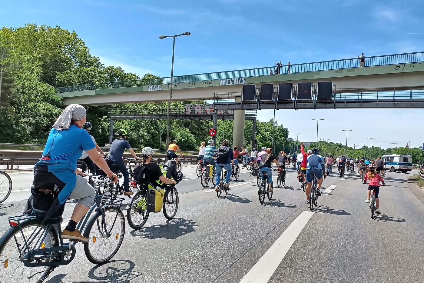 Menschen fahren bei der ADFC-Sternfahrt mit dem Fahrrad über die Autobahn