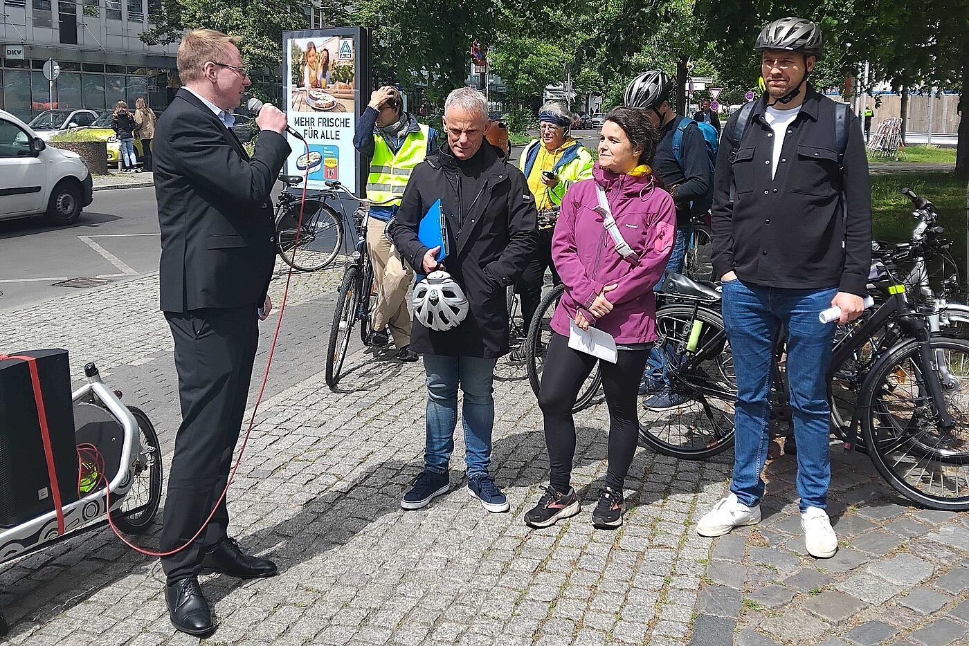 SPD-Verkehrspolitischer Sprecher Tino Schopf, SPD-Umweltpolitische Sprecherin Linda Vierecke sowie der stellvertretende Parlamentspräsident Dennis Buchner und der Abgeordnete Danny Freymark begrüßen die Parlamentarier:innen zur ersten Berliner Parlamentarischen Radtour. 