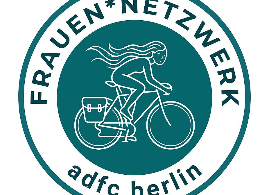 Signal-Chat Logo des ADFC Berlin Frauen*Netzwerks Auf einem kreisrunden Logo in grüner Farbe ist eine Frauenfigur zu sehen, die mit wehenden Haaren auf einem Fahrrad fährt. Um das Logo herum steht FRAUEN*NETZEWRK und adfc berlin