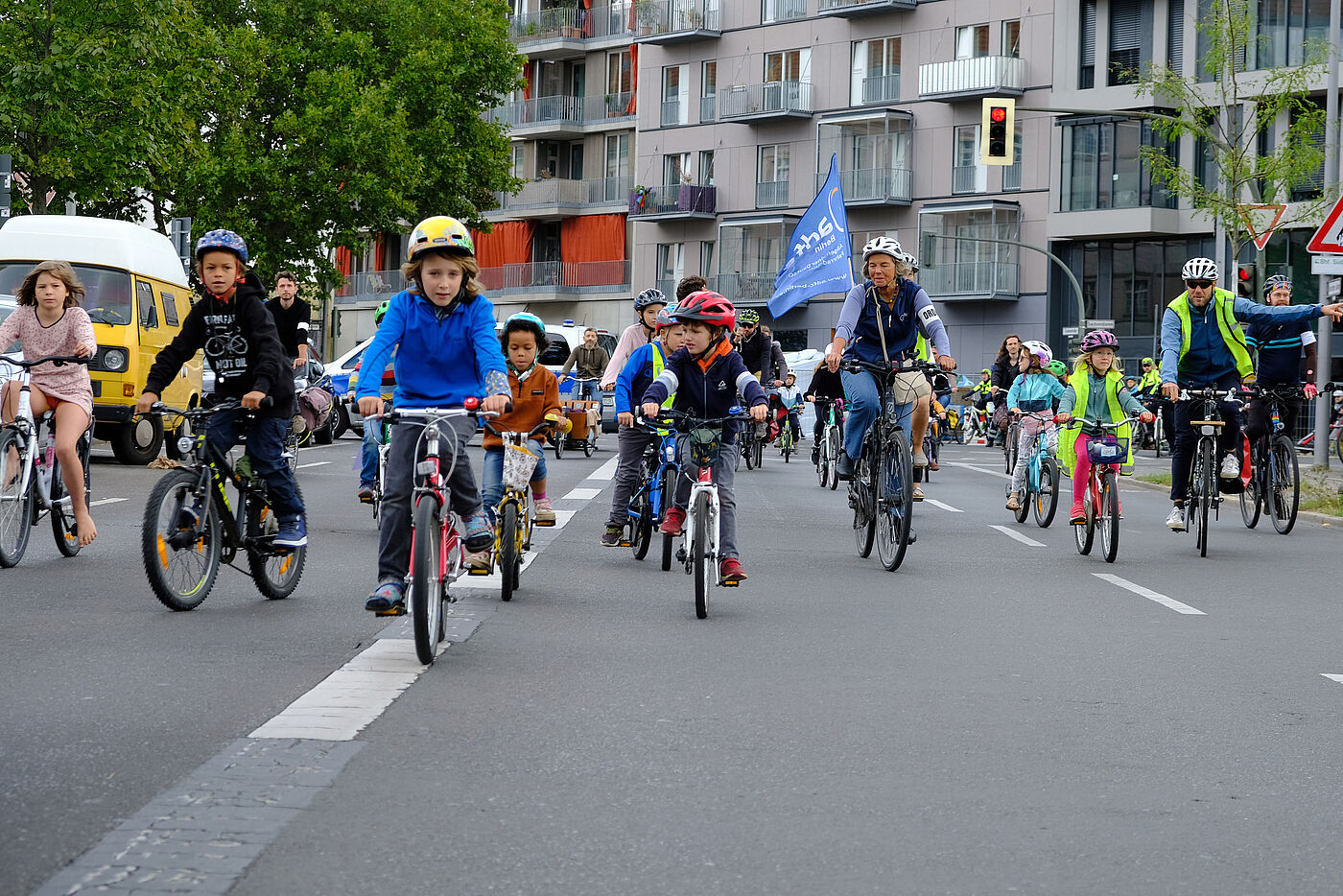 Kinder auf Fahrrädern 