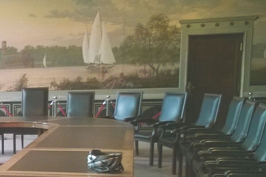 FahrRat im Rathaus Schöneberg Fahrradhelm im Goldenen Saal des Rathauses Schöneberg