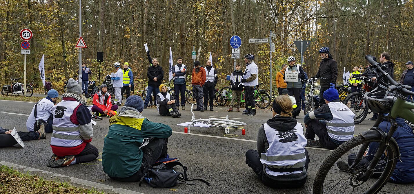 #VisionZero-Demo und Mahnwache für getöteten Radfahrer in Müggelheim Menschen sitzen zur Mahnwache auf der Fahrbahn und gedenken eines getöteten Radfahrers