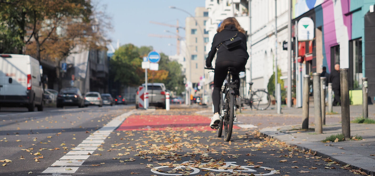 Radfahrerin im Herbst