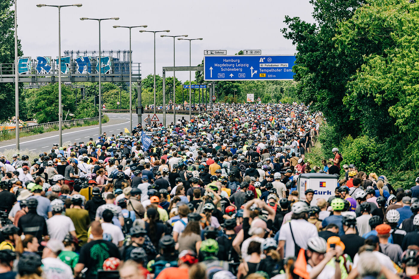 Massen an Radfahrenden auf der Autobahn