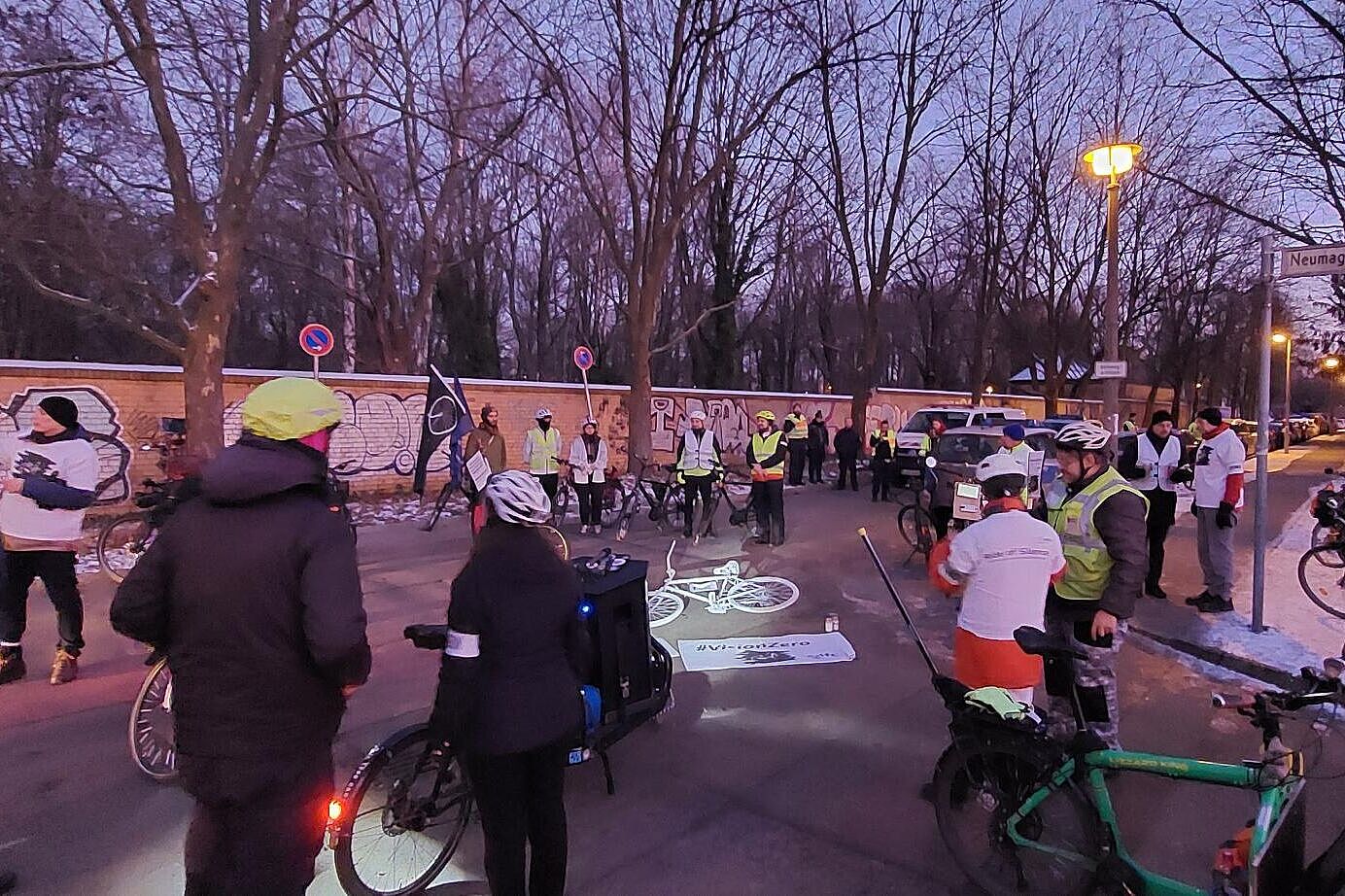 Mahnwache für verstorbenen Radfahrer in Weißensee