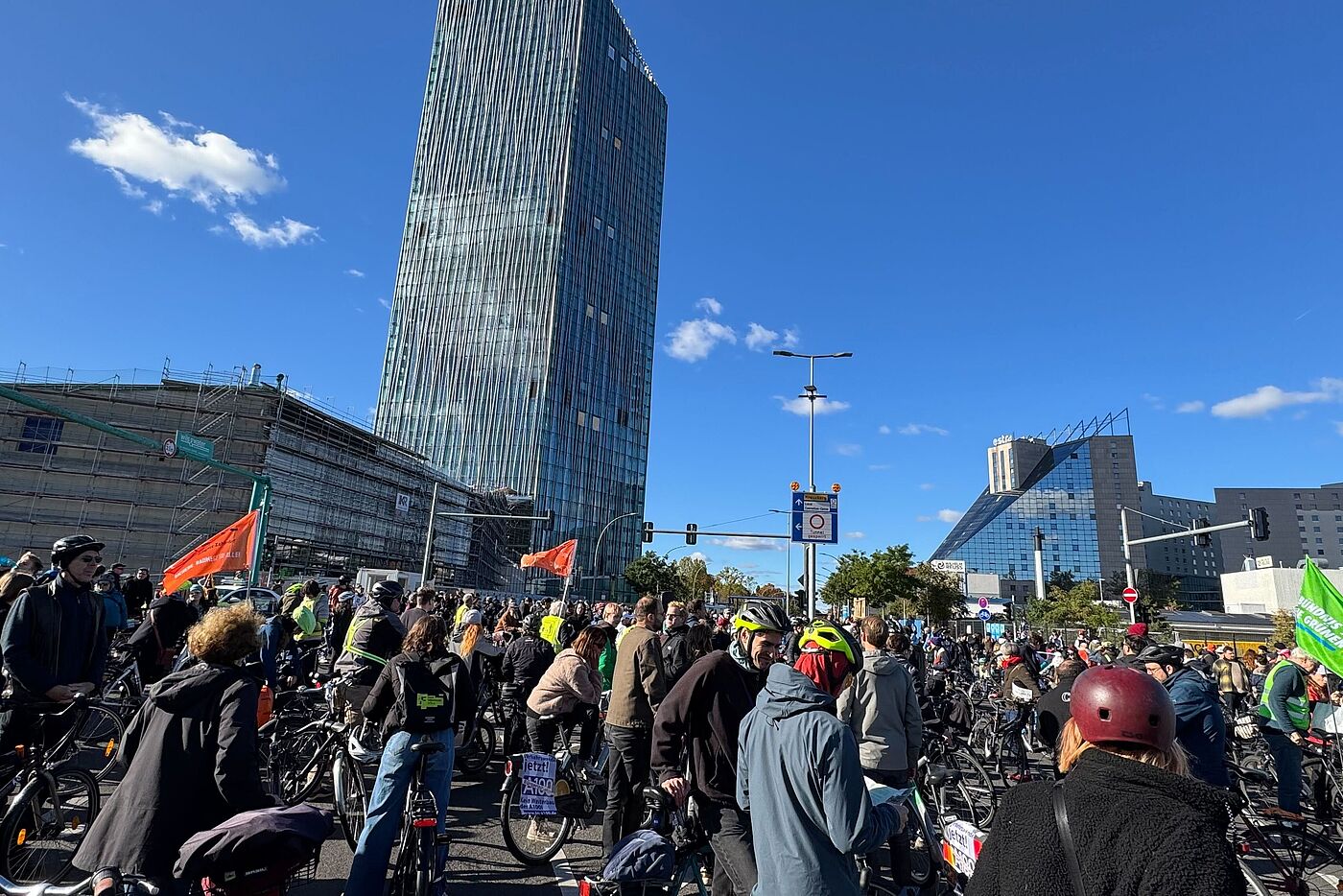 A100 Demo 18.10.2025 Menschen stehen bei einer Demo auf der Straße, im Hintergrund hohes Gebäude