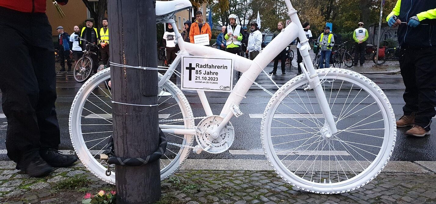 weißes Geisterrad für verstorbene 85-jährige Radfahrerin