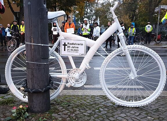 weißes Geisterrad für verstorbene 85-jährige Radfahrerin