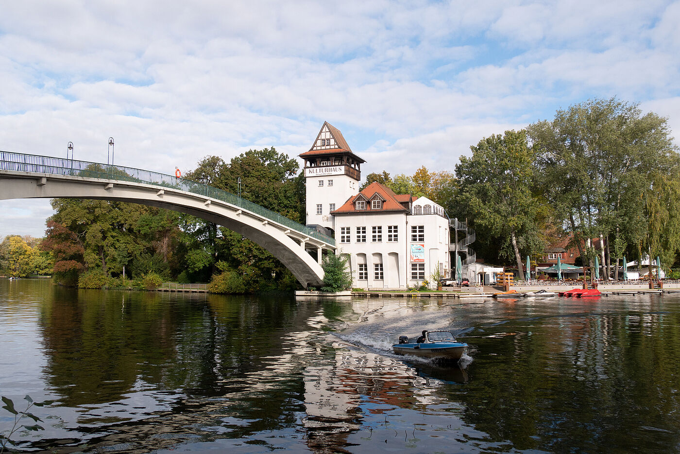 Eine Brücke spannt sich über die Spree zur Insel der Jugend und dem Kulturhaus