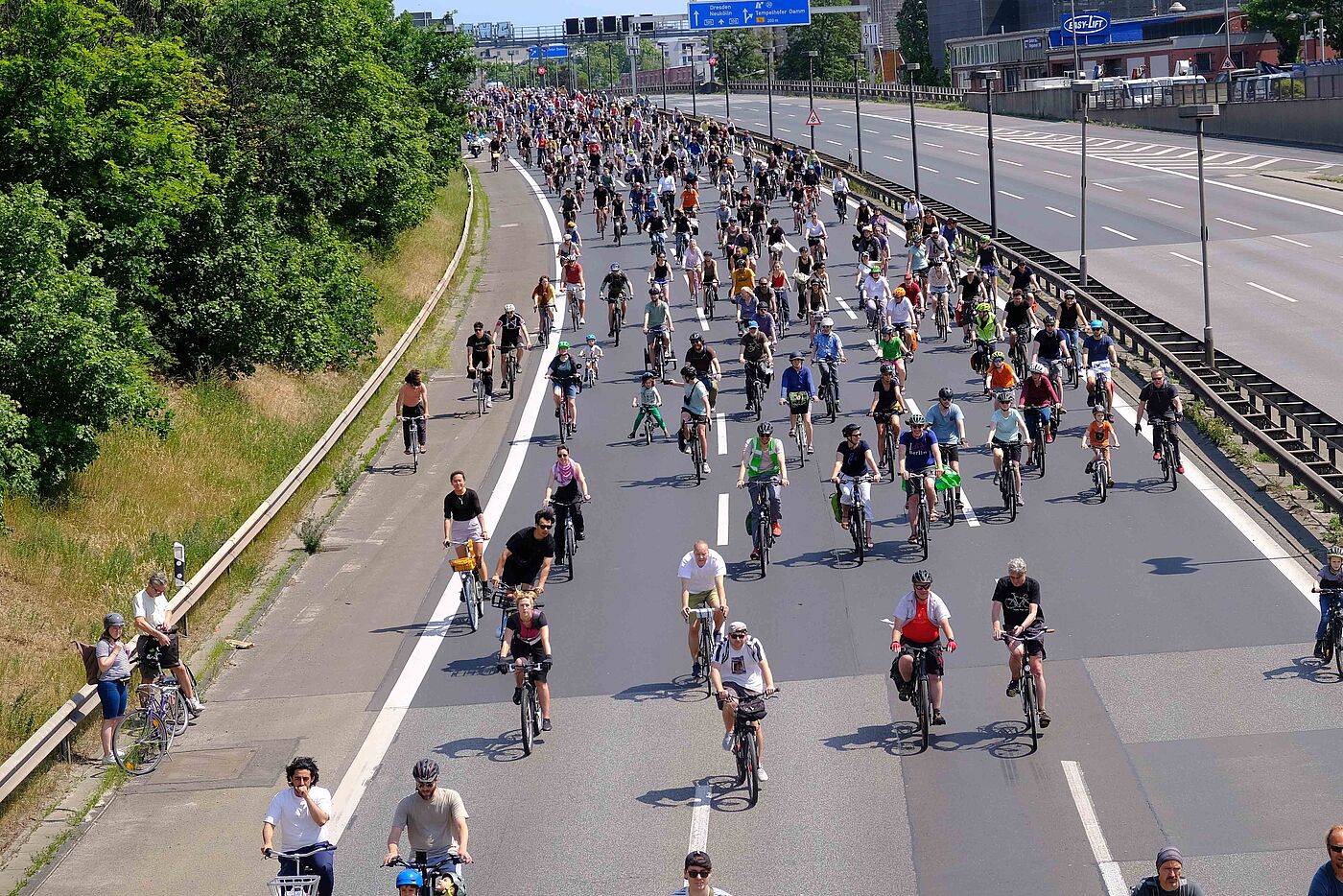 Die ADFC-Sternfahrt rollt über die A100.