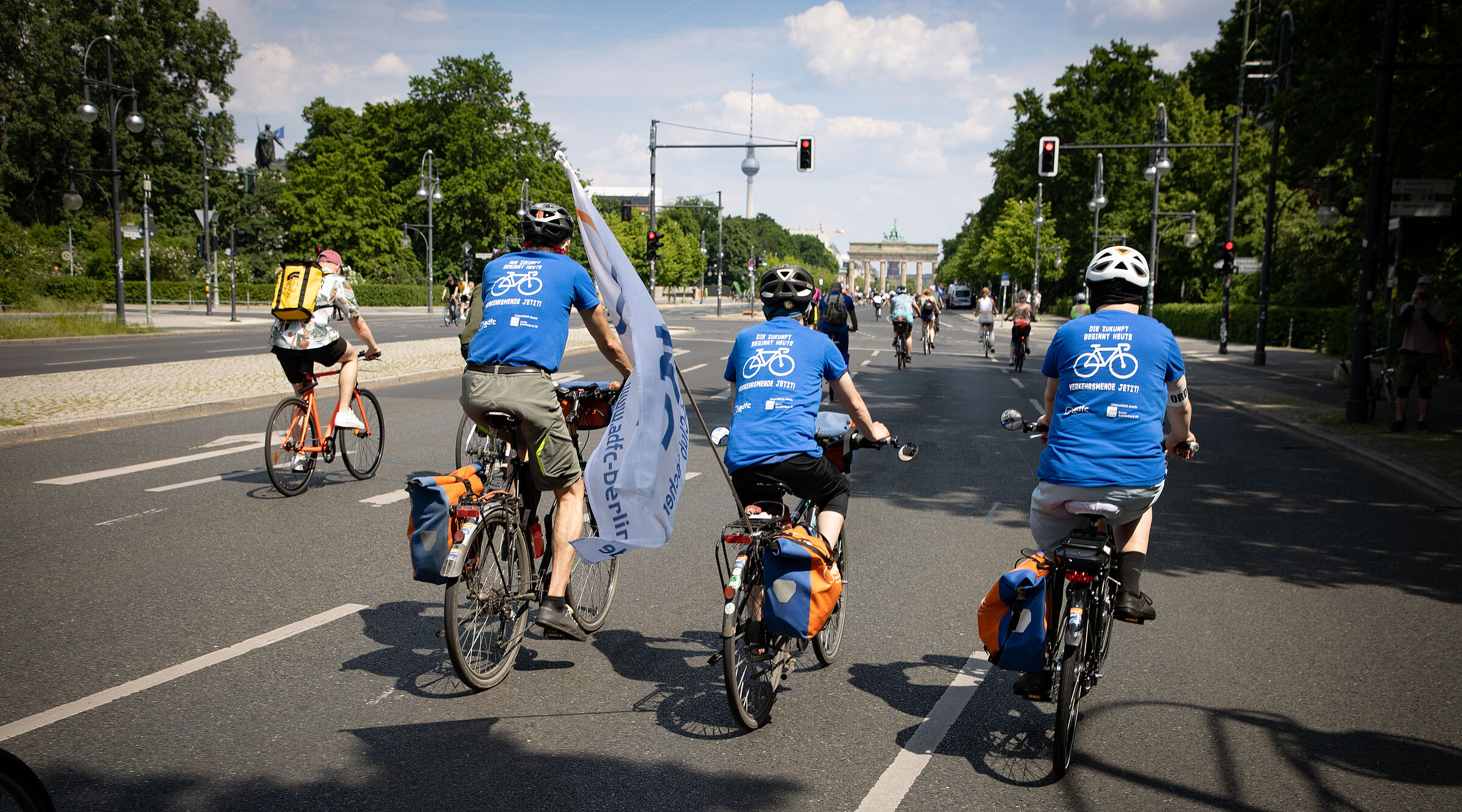 Ordner:innen auf dem Fahrrad unterstützen den Ablauf bei der Demo