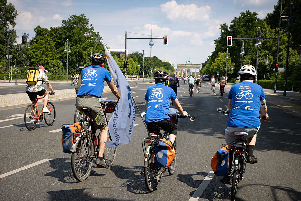 Foto Ordner:innen Sternfahrt 2021 Ordner:innen auf dem Fahrrad unterstützen den Ablauf bei der Demo