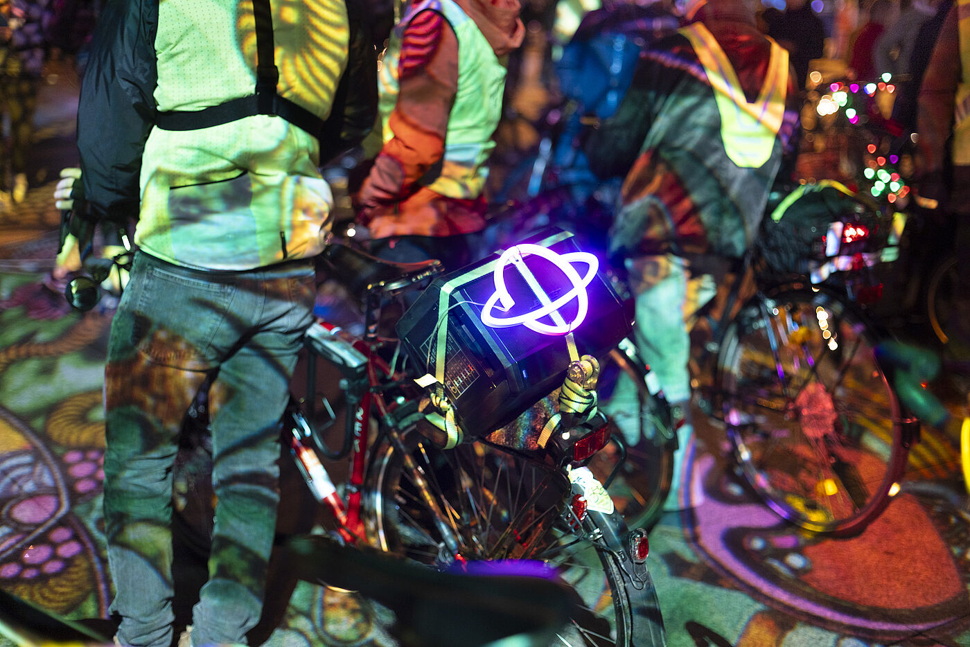 Fahrrad im Dunklen mit leuchtender Planet LED
