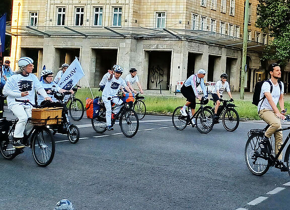 Weiß gekleidete Menschen erinnern an getötete Radfahrende